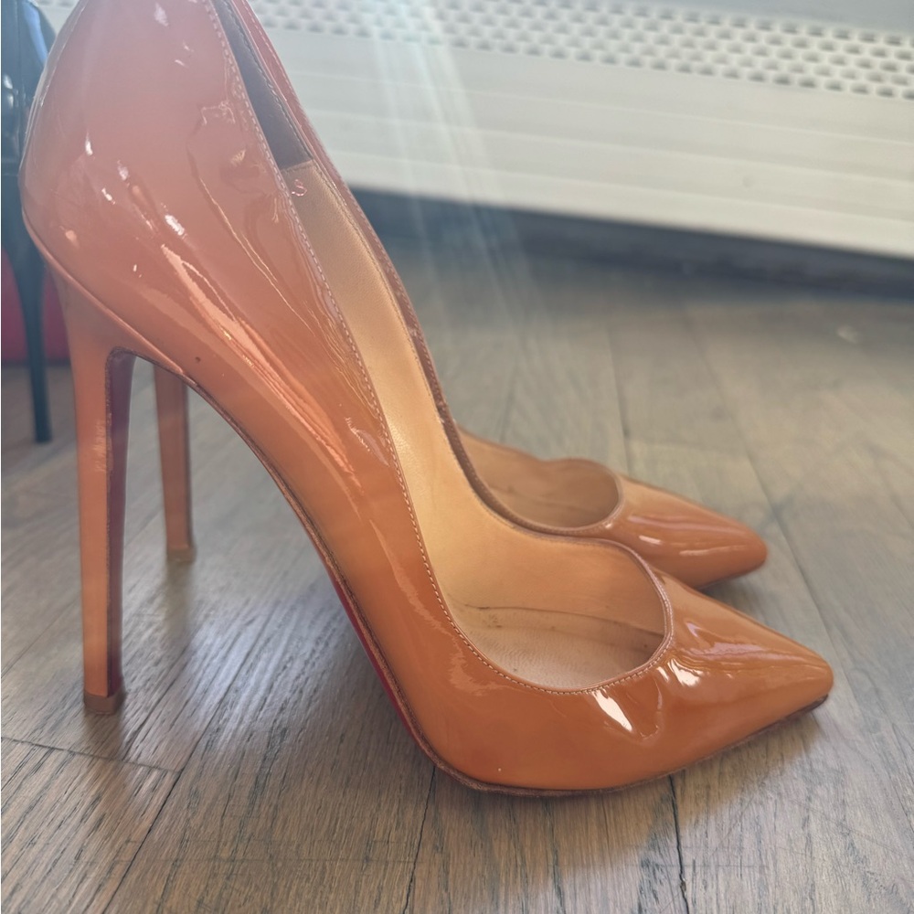 Nude pumps